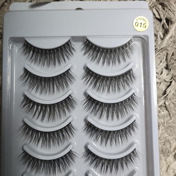 False eyelashes - Picture 2 of 3